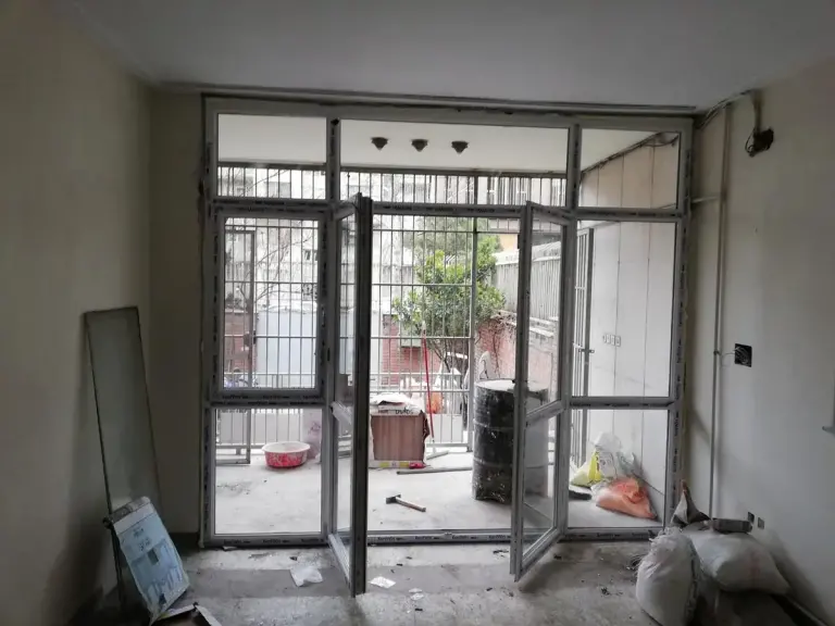 درب دولنگه UPVC در حالت باز