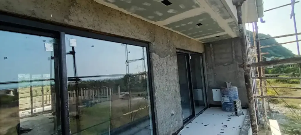 درهای کشویی UPVC رنگ آنتراسیت با شیشه‌های بزرگ رو به تراس یک ویلا