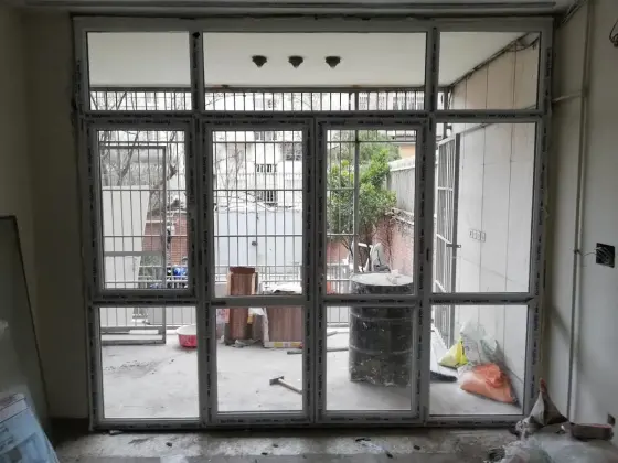 دیوار شیشه‌ای رو به حیاط با درب دولنگه و پنجره‌های ثابت UPVC