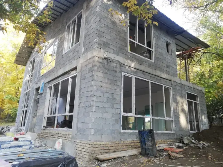نمای ویلای دوطبقه بعد از نصب پنجره‌های UPVC سفید