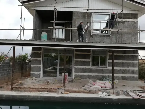 نصب پنجره‌های UPVC در طبقه دوم، روی داربست