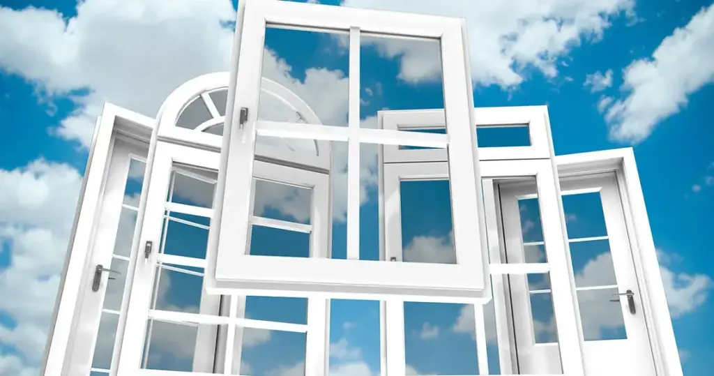 پنجره‌های دوجداره UPVC سفید در برابر آسمان