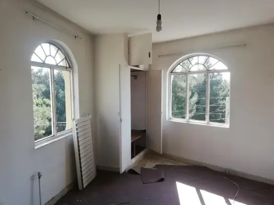 دو پنجره قوس‌دار UPVC در یک اتاق