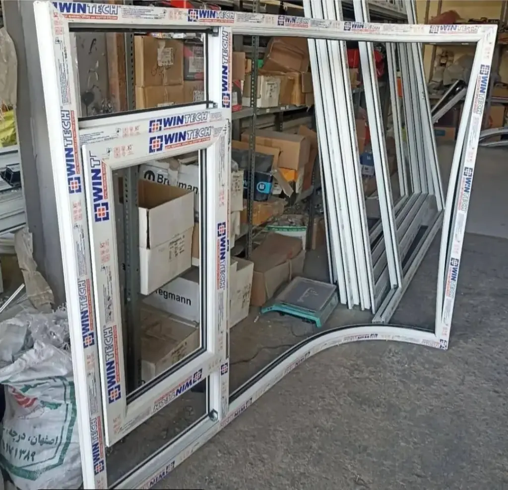 قاب‌های پروفیل UPVC وین تک در کارگاه، آماده شیشه‌خور شدن