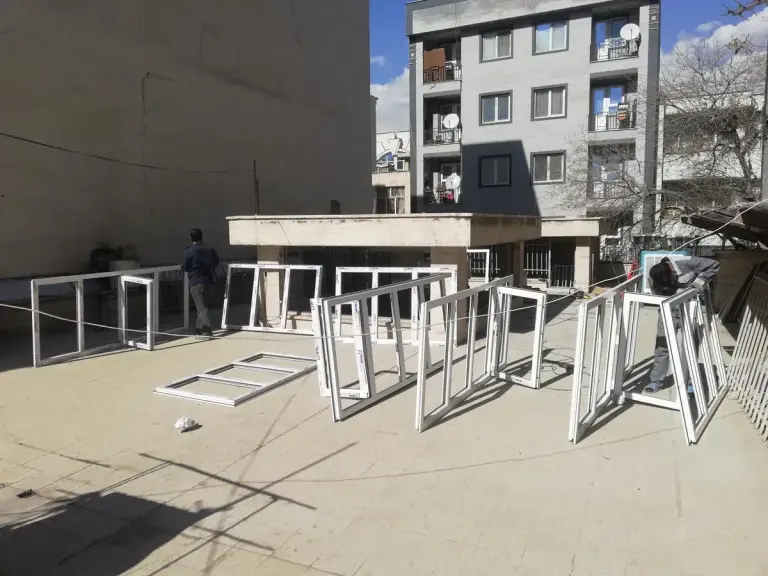 تحویل پنجرهها در محل یک پروژه آپارتمانی