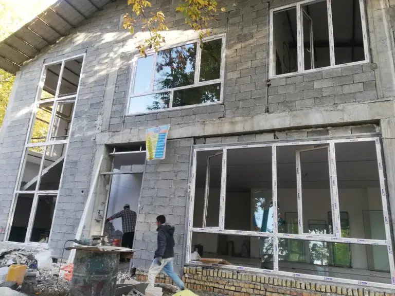 نمای ویلای در حال ساخت با پنجرهها و درب ورودی UPVC